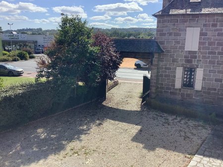 belle demeure d'un ancien hotel prestigieux dans le bourg de varetz proche de brive.et l"a