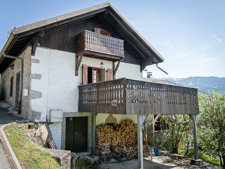 maison de village du 19e siècle  à 2 km du fond de la vallée. accès au domaine skiable du 