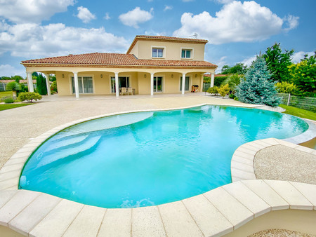 villa immaculée de 4 chambres avec une superbe piscine chauffée  un pool house et un magni