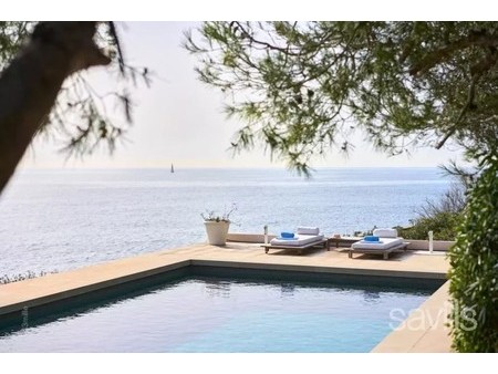 luxueuse villa avec un accès direct à la mer magnifique propriété pieds dans leau  offrant