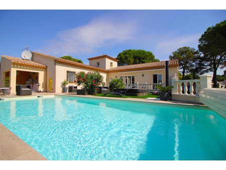fabuleuse villa de 4 chambres  grand jardin  piscine  jacuzzi  un grand garage et parking.