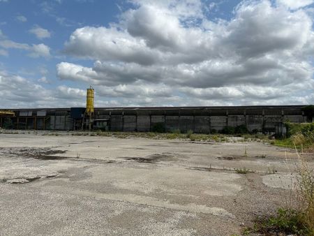 industriële hangar met een open ruimte in waregem.