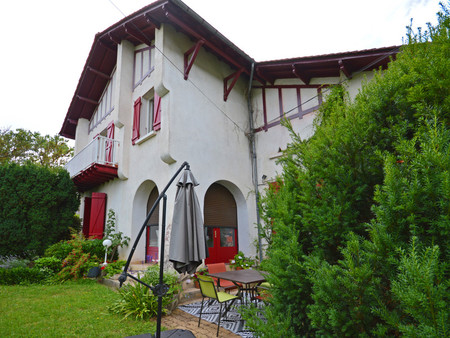 grande maison basque de 4/5 chambres en matériaux de qualité avec grand jardin  aux abords