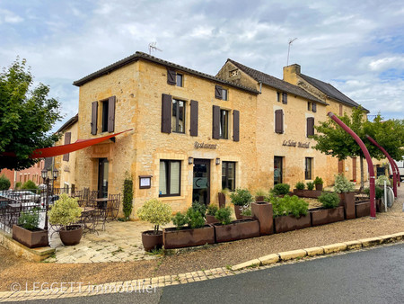 restaurant et appartement privé  murs + fdc  dans petit village dynamique  à 10 minutes de