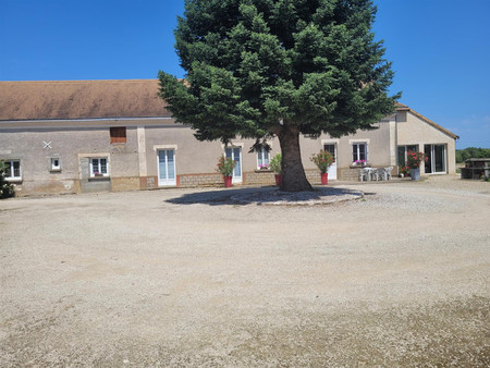 longère restaurée de 4 chambres avec terrain et dépendances. bien situé.