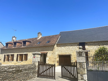 une belle maison en pierre avec 3 chambres  au centre du village - très bon état