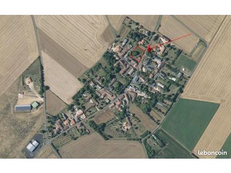 terrain de 1786 m² situé dans un village