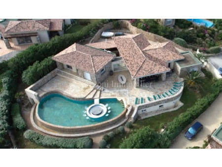 villa de prestige en vente à lumio : edifiée en front de mer cette villa à l'architecture 
