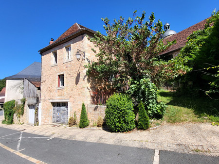 maison de caractère en pierres avec garage situé au pied du château de hautefort en périgo