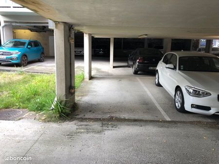 parking couvert  fermé et sécurisé - proximité maternité beaumont