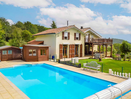 maison avec 2 gîtes  dépendances et piscine sur 17 000 m² de terrain. une belle maison ave