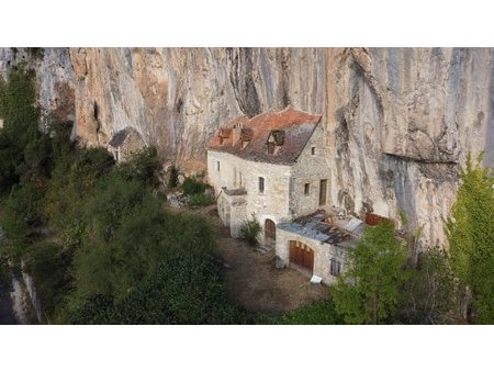 maison atypique à flan de falaise avec une vue magnifique sur la vallée du célé ;