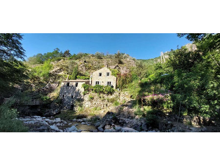 moulin restauré de caractère - jardin au bord du ruisseau -