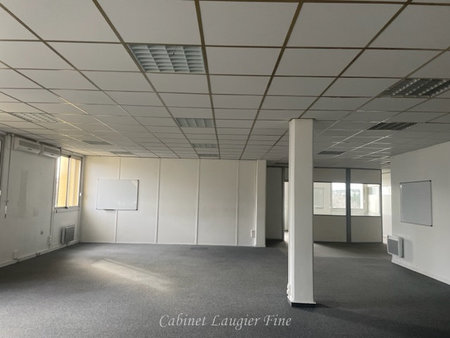 bureaux de 210 m2 au rue charles duchesne 13290 aix