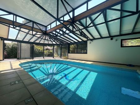 villa avec piscine couverte