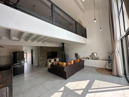 loft/atelier/surface 4 pièces 150 m²