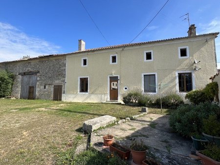 ensemble de deux maisons anciennes - proche chef-boutonne