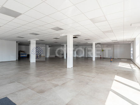 local commercial sillingy 300 85 m2