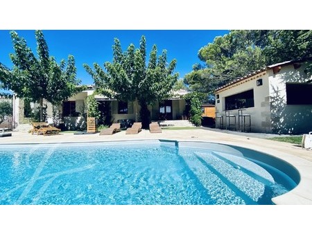lourmarin belle villa de plain pied à vendre sur terrain clos de 1169 m2 avec piscine. lou