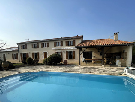 belle maison (260m2  9 pièces) avec terrasse  piscine + abri  jardin clos de murs sur 2460