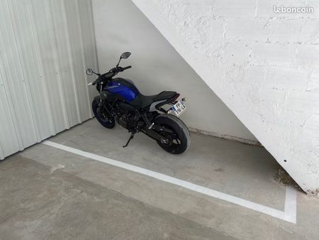 parking moto garage fermé