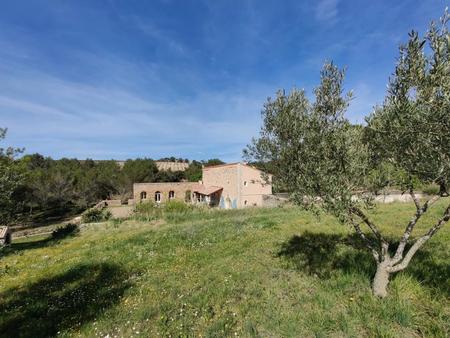 villa historique rénovée entourée d'oliviers et de vignes à moins d'une heure de la mer mé