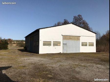hangar / entrepôt / local de stockage de 200 m2