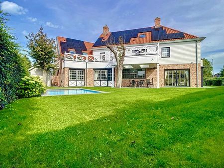 villa met zwembad gelegen in rustige wijk