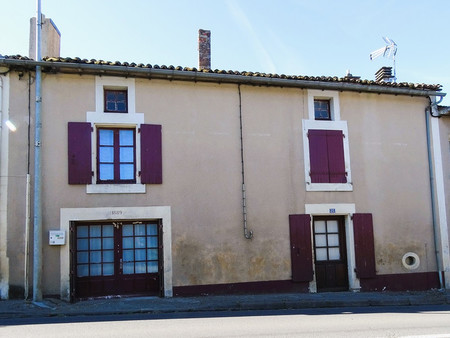 maison de village à proximité d'un restaurant et d'une boulangerie  à 4 km de saint-maixen