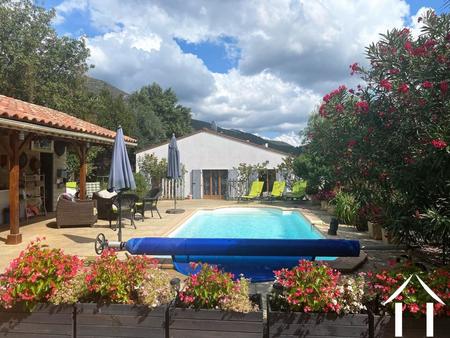 villa de plain-pied avec piscine  annexes et joli jardin