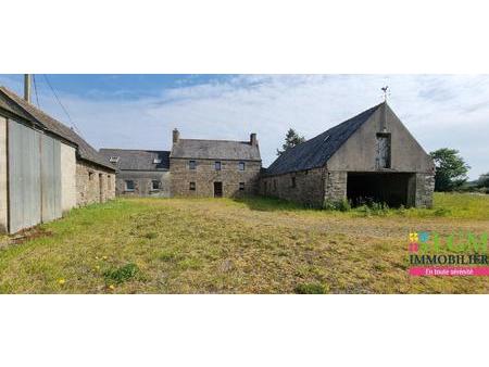 en exclusivite a plounerin  corps de ferme à rénover avec bâtiments agricoles  hangars  dé