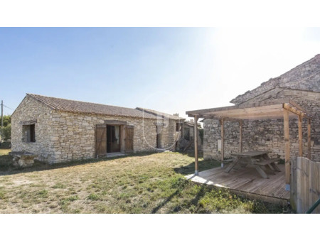 maison de prestige en vente à murs : ancienne bergerie rénovée avec terrain et dépendance 