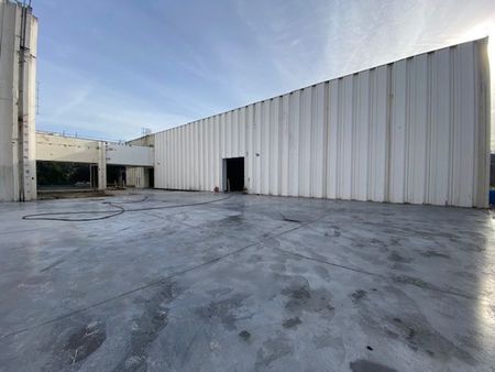 entrepôt de 2200 m² avec espace extérieur