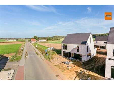 nieuwbouwwoning met 4 slaapkamers en prachtig zicht op velden en bos