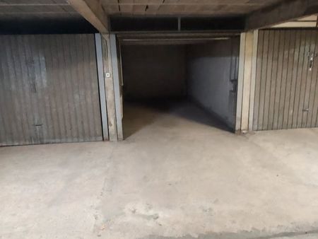 parking monplaisir/metare au rdc 15m²