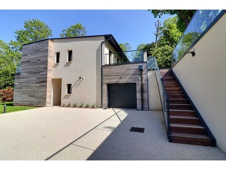 katz immobilier vous propose sur un terrain de 3626 m² une magnifique maison d'architecte 