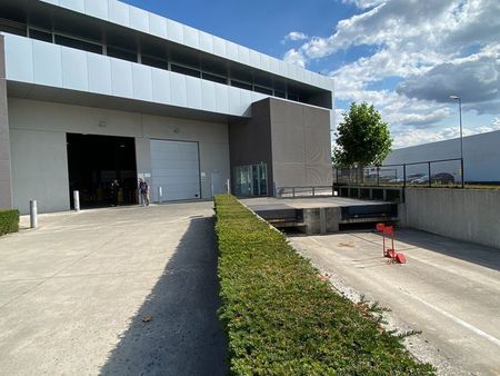 entrepôt de 2 120 m² avec 600 m² de stockage extérieur