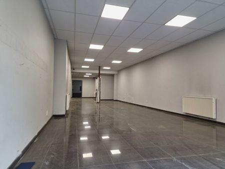 espace commercial polyvalent de 384 m² avec parking