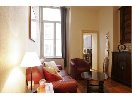 (disponible 1-24 mois) bel appartement avec un lit double en mezzanine