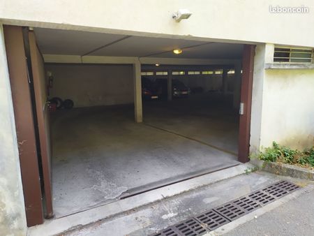 garage / parking