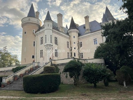 magnifique château du 15-ème siècle remanié au xix -ème siècle construit sur les contrefor
