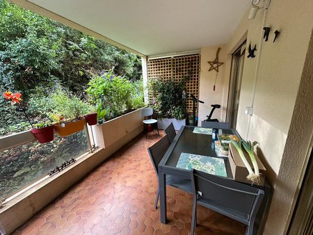 studio d'environ 33 m2 avec grand balcon - quai de saône