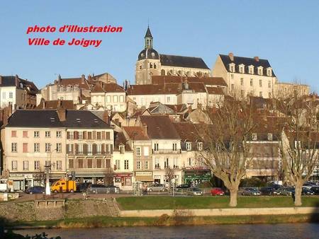 joigny - proximité gare - vaste local commercial ou de bureaux