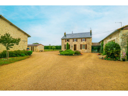 maison familiale avec approx 1.5 hectares avec une deuxième maison  gite  grange et hangar