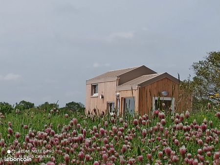 petite maison en ossature bois style tiny house sur remorque pour 2 personnes