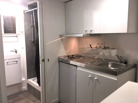 paris 9eme studio meublé avec salle de douche+ wc+cuisine equipée