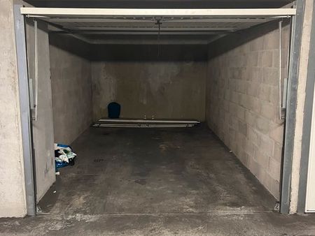 parking: garage box fermé à louer castellane baille 13006 marseille