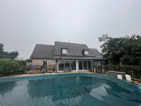 maison traditionnelle avec piscine