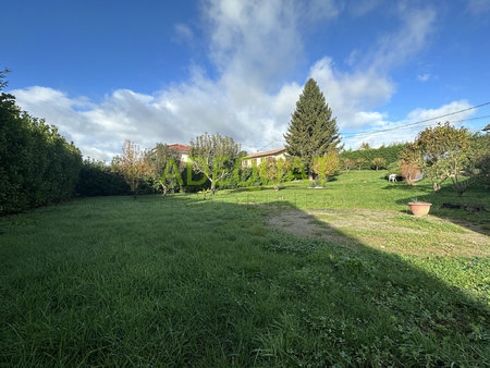 ruy-montceau  terrain constructible de 594m2...