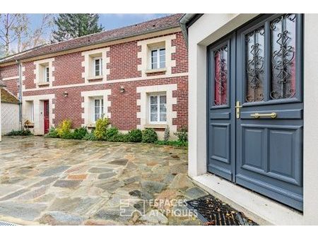 maison de famille en pierres et sa dépendance aménagée avec jardin et piscine